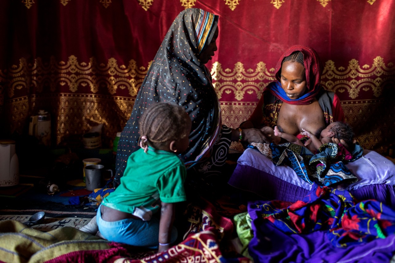 A mother of newborn twins recives support anfd guidance on how to breastfeed. 