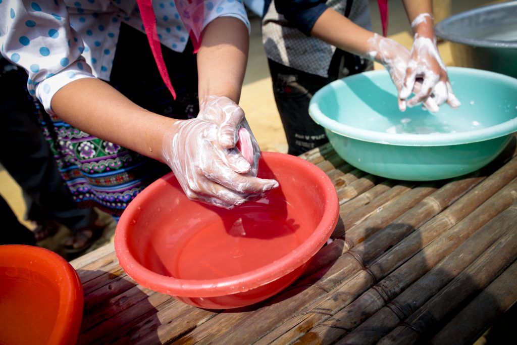 children washing hands
