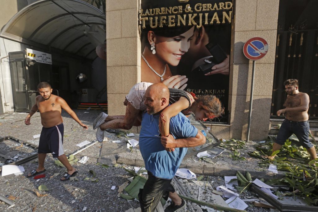 man carries injured girl beirut