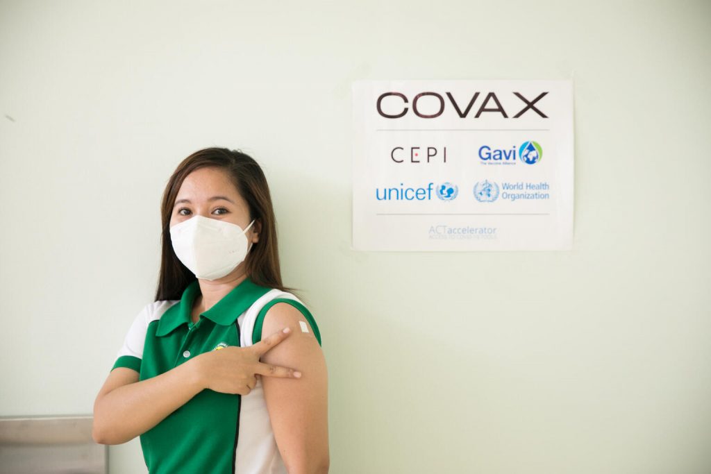 filipino receives covid vaccine