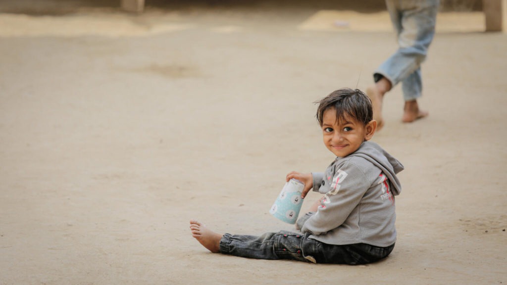 yemeni child sits on ground