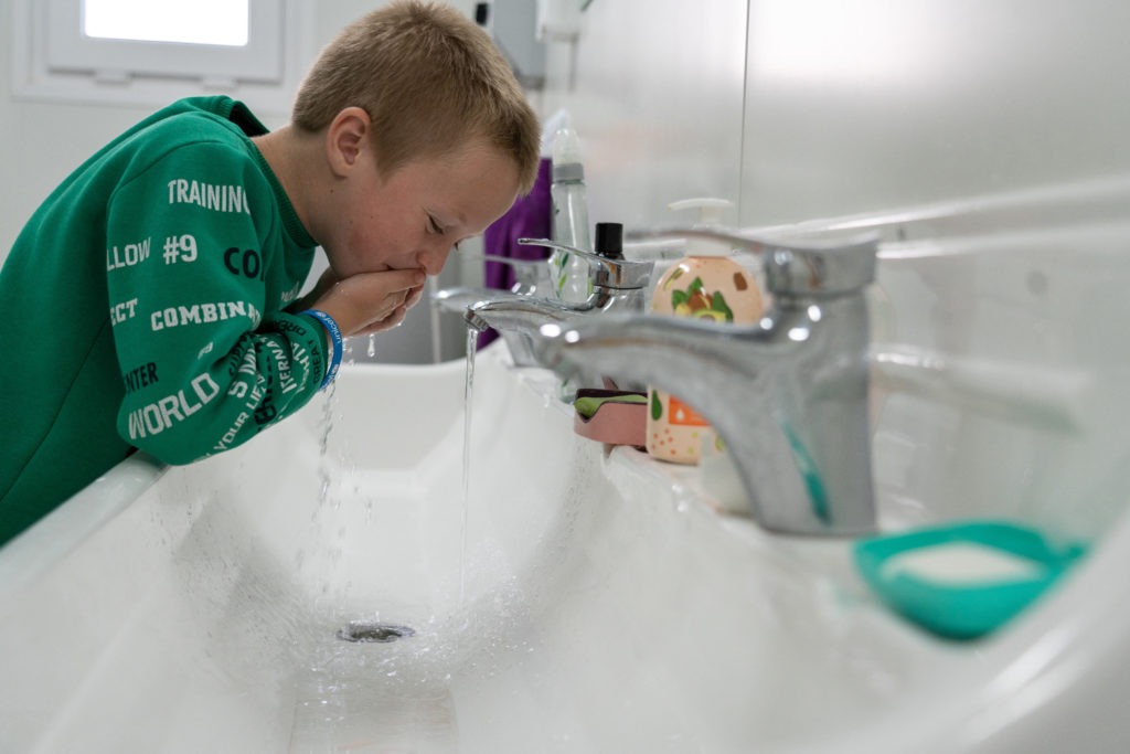 Ukrainian child drinks water from tap