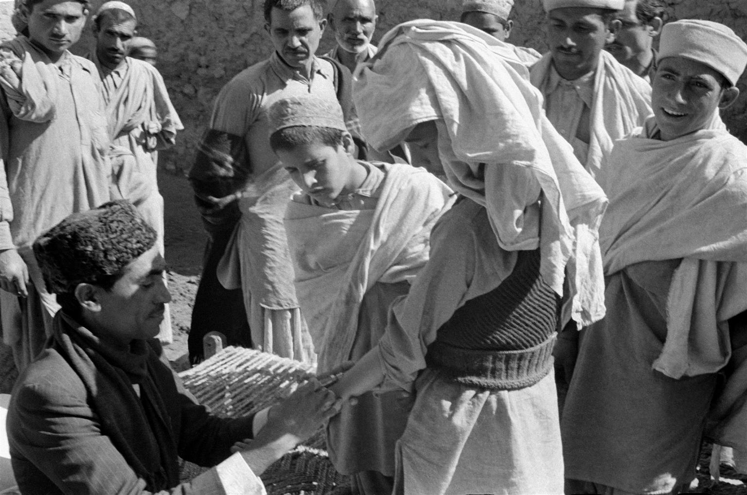 Historical image of UNICEF staff vaccinating man