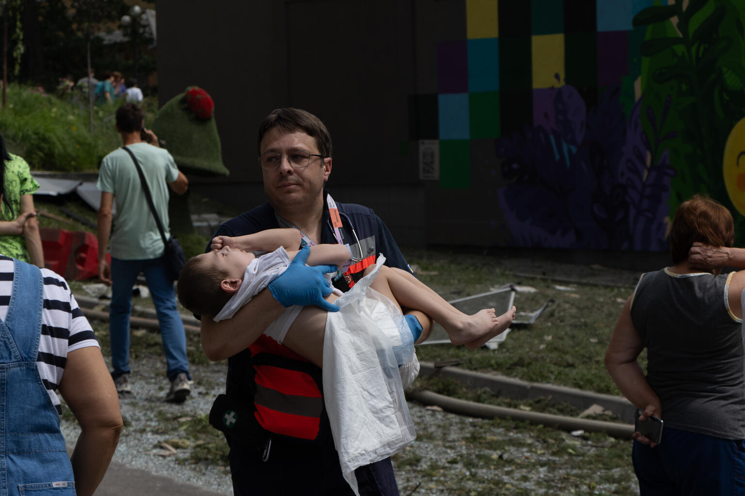 A rescue worker carries a child after an attack that hit Ukraine’s largest children’s medical centre. Following the attack, UNICEF provided health supplies, solar lamps, drinking water and hygiene kits.