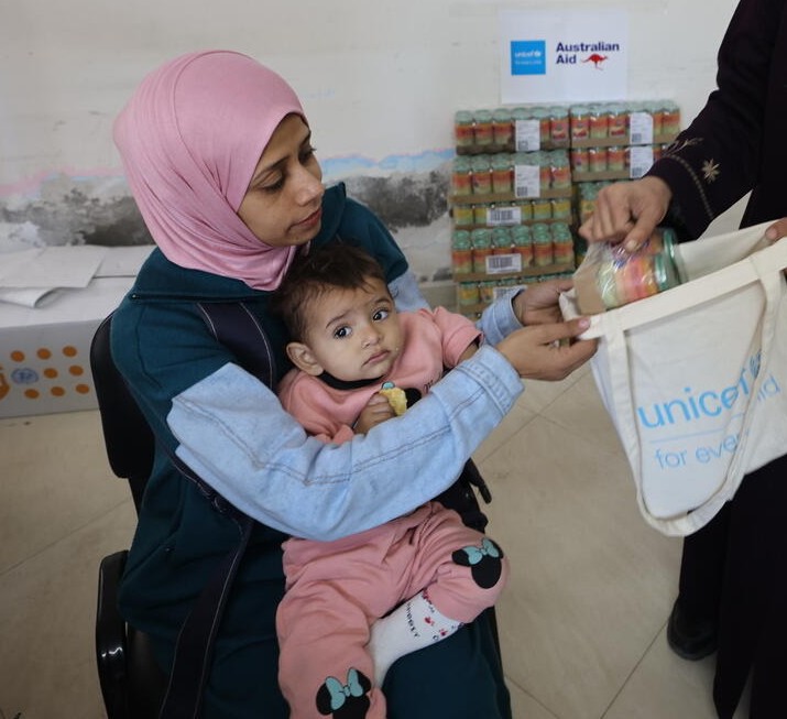 UNICEF delivering aid to a family in Palestine