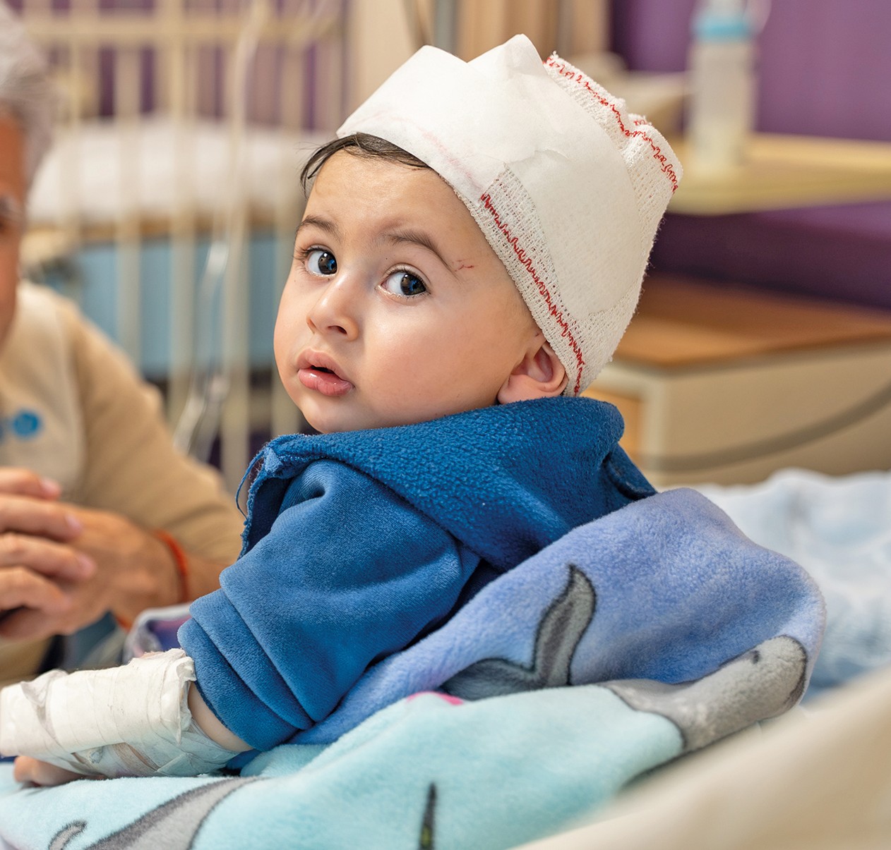 A child is treated in a hospital bed in Lebanon thanks to donations.